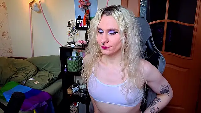 Lori_Myaf Show in webcam