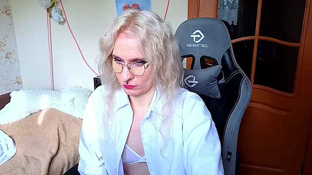 Lori_Myaf Show in webcam