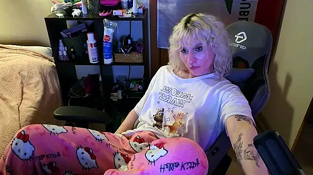 Lori_Myaf Show in webcam