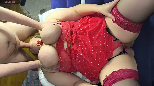 LoveInAllHoles 网络视讯表演