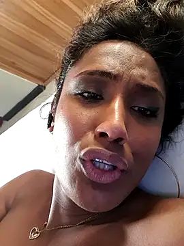 Show modela ShanialaFrancaise na web-kameri