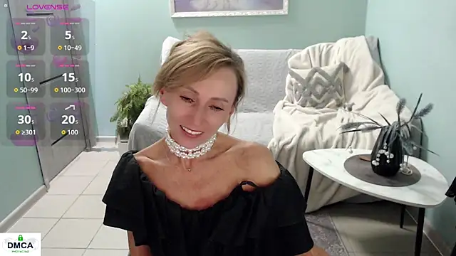 HornyMilf_777 网络视讯表演