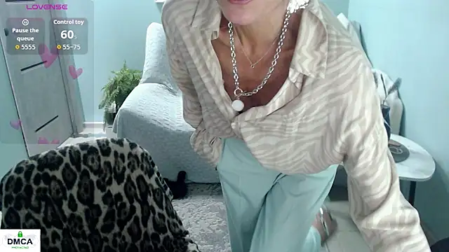 HornyMilf_777's Live XXX Chat