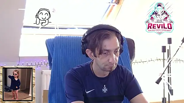 RevilO1180: διαδικτυακό σόου στην κάμερα