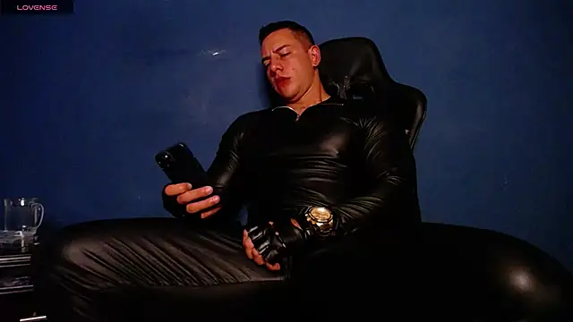 Maxxxpowerful webkamerás műsora