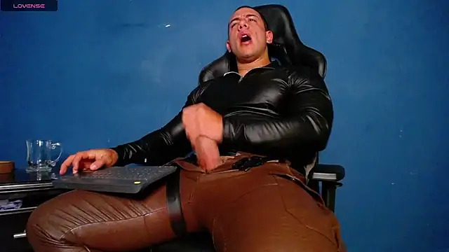 Maxxxpowerful – webcam-show