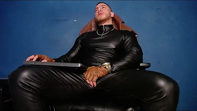 Maxxxpowerful webcam show