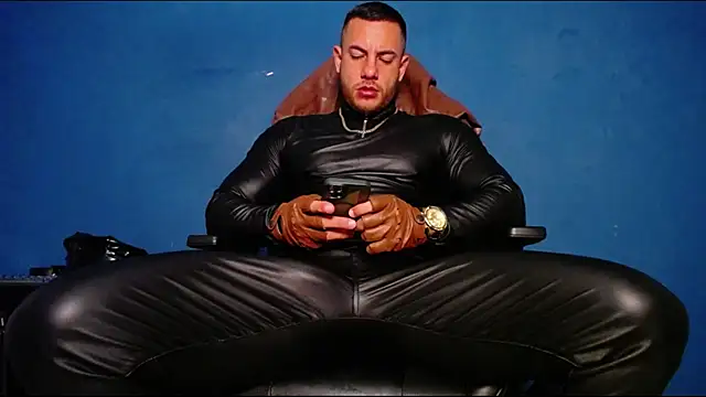Maxxxpowerful: вебкам-шоу