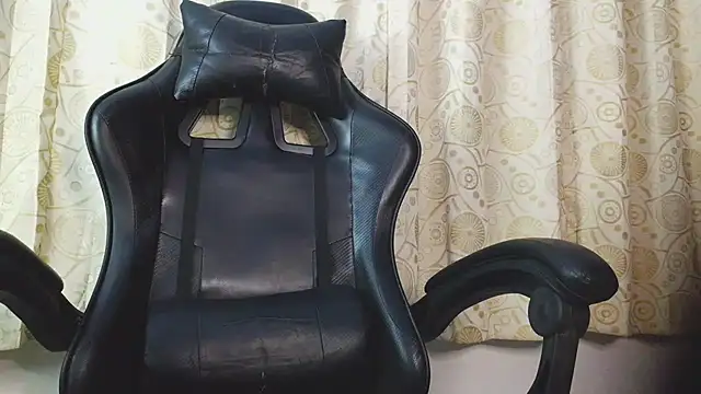 HomeAloneK: вебкам-шоу