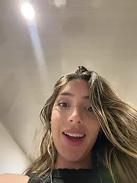 IsadoraGalle_ Adlı Modelin Canlı XXX Sohbeti