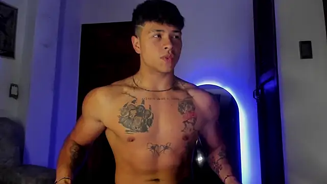 Pokazy przed kamerką – Dominic_Biker__