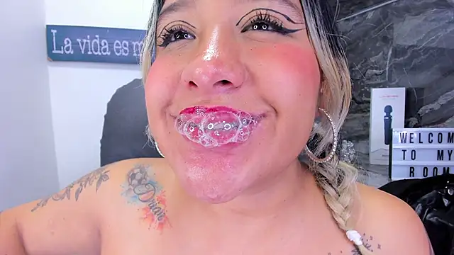 Pokazy przed kamerką – miss_danika