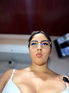 Show modela I_AM_SOPHIE_ na web-kameri