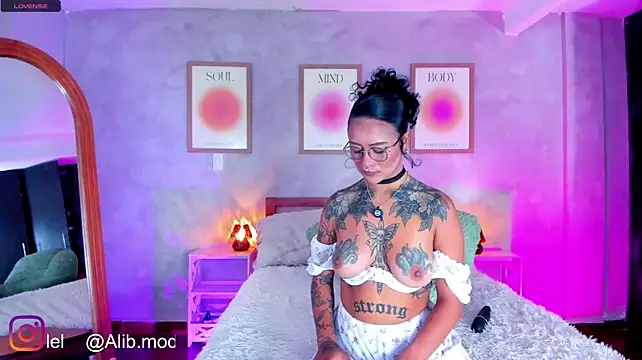 XXX chat uživo modela AliceBanks