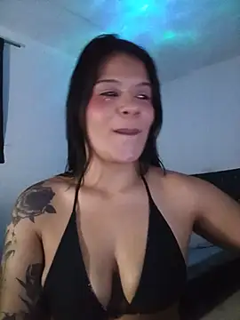 Show modela KattMiller777 na web-kameri