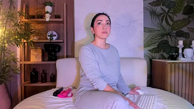 LIAH_IZUMI Show in webcam