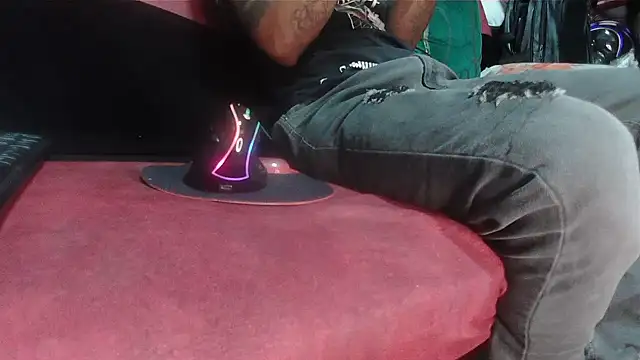 maxcombi33: διαδικτυακό σόου στην κάμερα