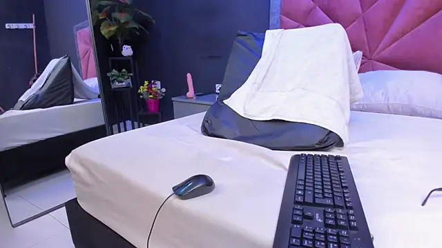 Živá chatovací místnost mia_milff
