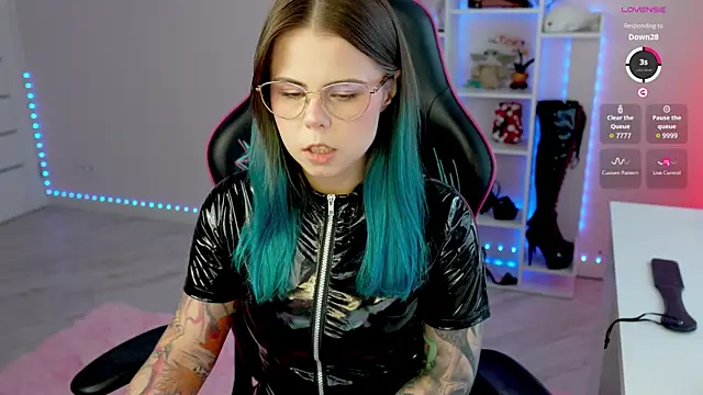 Chat +18 de QueenAliceX ao vivo