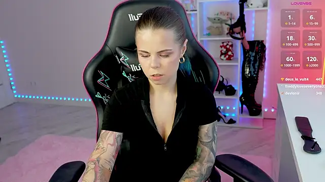 Pokazy przed kamerką – QueenAliceX