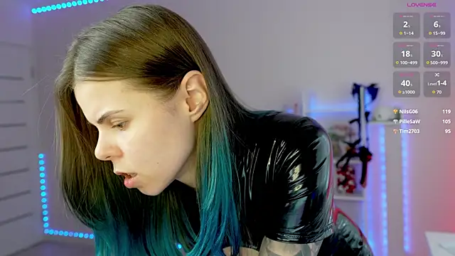 QueenAliceX élő XXX-chatje
