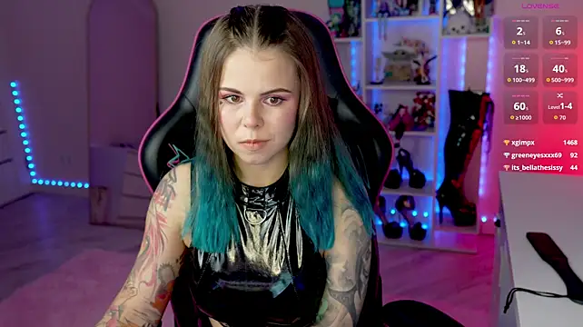 QueenAliceX Show in webcam
