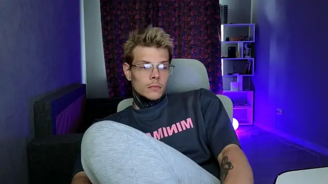 DENIS_HERE webkamerás műsora