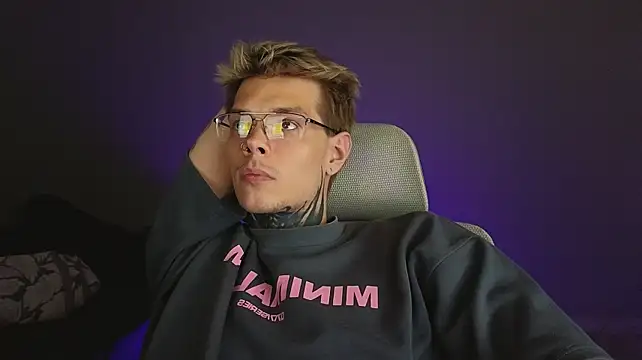 Pokazy przed kamerką – DENIS_HERE