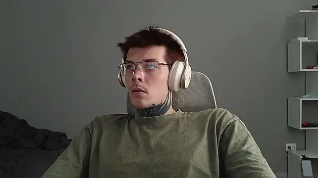 DENIS_HERE webkamerás műsora