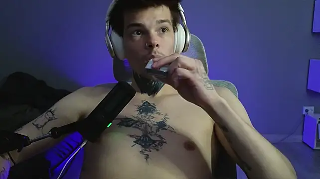 DENIS_HERE webkamerás műsora