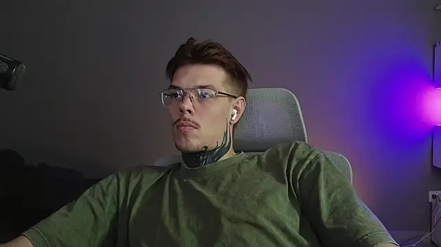 DENIS_HERE webkamerás műsora