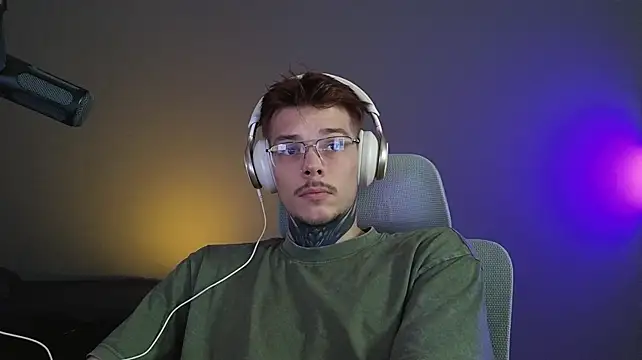 Pokazy przed kamerką – DENIS_HERE