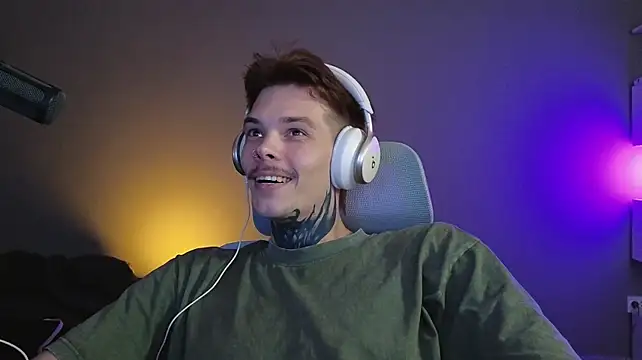 Pokazy przed kamerką – DENIS_HERE
