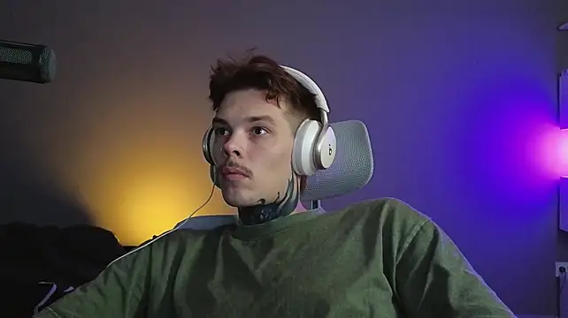 DENIS_HERE webkamerás műsora
