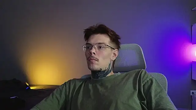 Show modela DENIS_HERE na web-kameri