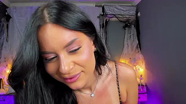 AmedeeaBanks Adlı Modelin Canlı XXX Sohbeti