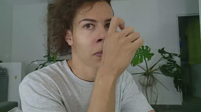 grey___27: διαδικτυακό σόου στην κάμερα