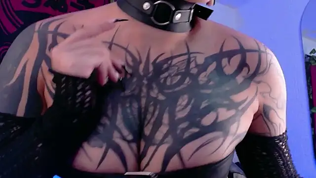 Agatha_BDSM: διαδικτυακό σόου στην κάμερα