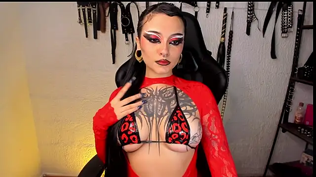 XXX chat uživo modela Agatha_BDSM