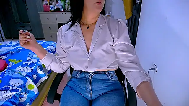 XXX chat uživo modela BitterMomXxx