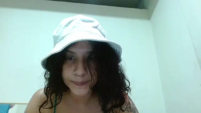 AlinaWoolf_'s Live XXX Chat