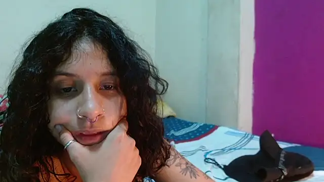 AlinaWoolf_ Show in webcam