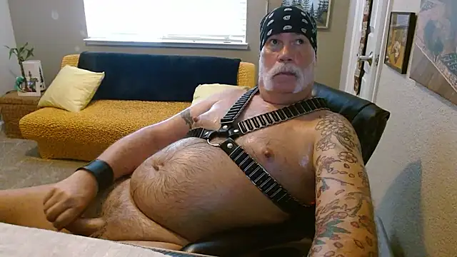Show modela musclebearnips na web-kameri