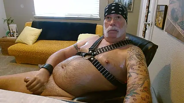 Show modela musclebearnips na web-kameri