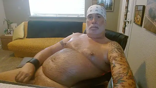 Show modela musclebearnips na web-kameri