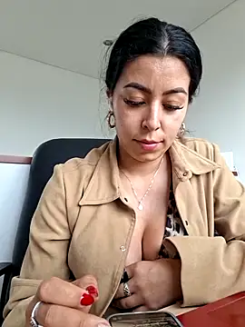 צ'אט XXX בשידור חי של Luianna