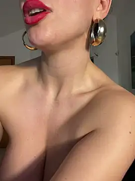 JolieBee – webcam-show