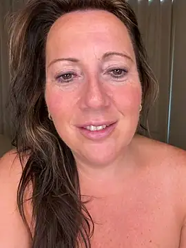 Chat +18 de xsexycurvymilf ao vivo