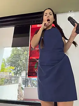 Pokazy przed kamerką – LittleDoll___