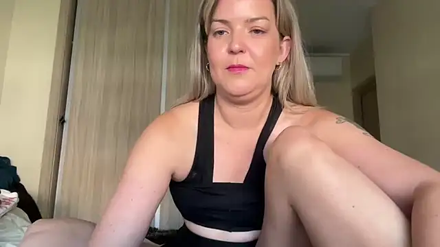 naughtyhollyxxxx – webcam-show